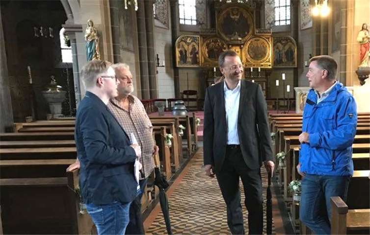 Werner Schumacher und Udo Weber erläutern die Besonderheiten der Weißenthurmer Kirche und der Klais-Orgel. (v.li.) Udo Weber, Manfred Hobbach, Josef Oster, Werner Schumacher.Privat