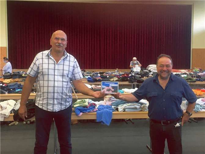 Shoppen für den guten Zweck: 7.000 Euro für Hilfe von Flutgeschädigten Werner Spitzley (li.), Ortsbürgermeister von Ettringen, gemeinsam mit Bürgermeister Alfred Schomisch (re.) beim Benefiz-Basar in der Hochsimmerhalle in Ettringen.