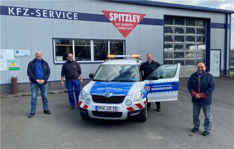 Werner Spitzley (v.li.n.re.), Thomas Spitzley (Betriebsinhaber), Thomas Ruzanski (Ordnungsamt Vordereifel) und Alfred Schomisch (Bürgermeister) mit dem Fahrzeug des Ordnungsamtes, jetzt mit Signalanlage. Foto: privat