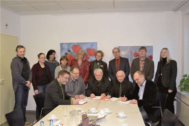 Werner Steffens, Dr. Volker Riediger, Pfarrer Helmut Schmidt, Bernhard Mauel und Pfarrer Ingo Schrooten (v.li.) bei der Vertragsunterzeichnung. privat