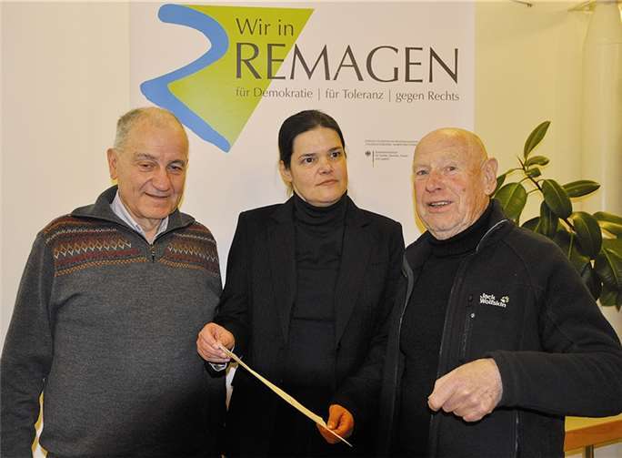 Werner Unkelbach (l.) und Hans Peter Kürten mit der Referentin über Adolf Wamper, Bettina Oesl. AB