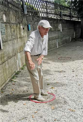 Werner Walkenbach spielt auch im Alter von 98 Jahren noch immer Boule.Foto: Privat