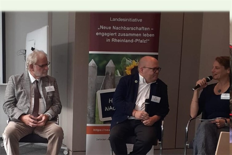 Werner Weber (links) von LützelAktiv bei der Podiumsdiskussion der Landesinitiative „Neue Nachbarschaften“ in Mainz.