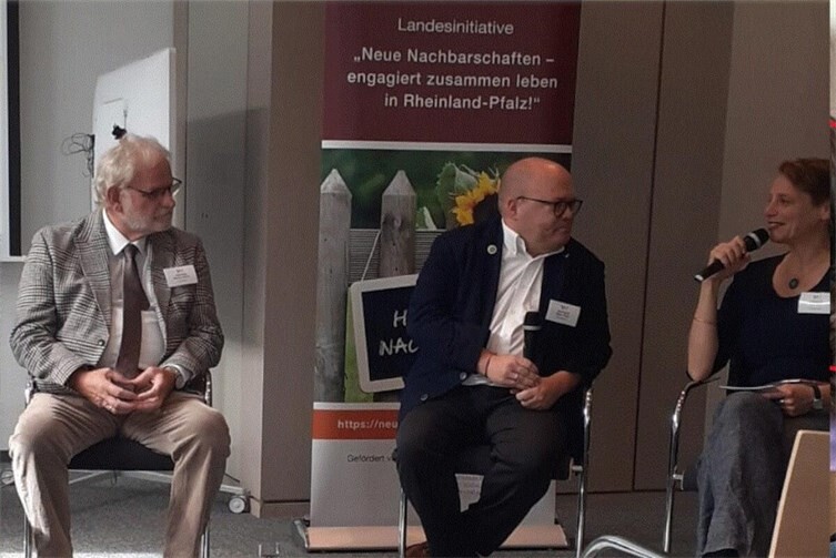 Werner Weber (links) von LützelAktiv bei der Podiumsdiskussion der Landesinitiative „Neue Nachbarschaften“ in Mainz.