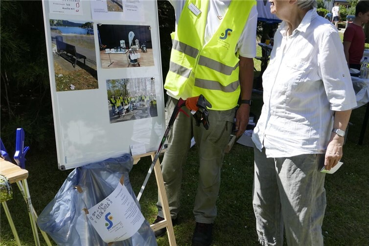 Werner Weidmann erklärt interessierten Besucherin die Einsatzbereiche der Projektgruppe. 