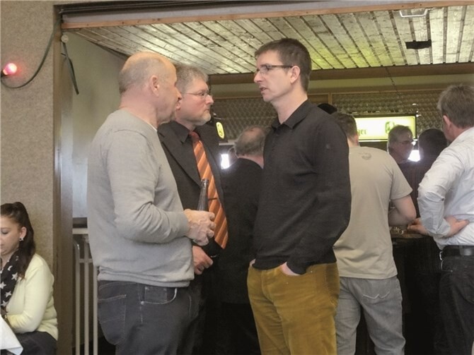 Werner Wickert, Ortsbürgermeister Peter Scheidweiler und Christoph Stoffel im Gespräch.privat