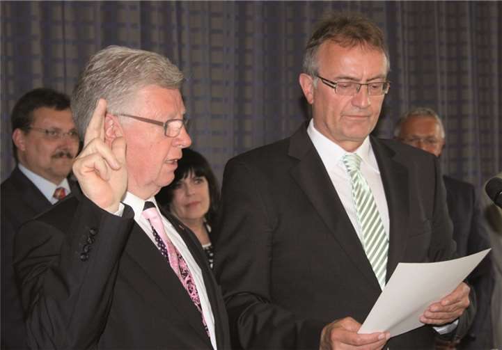 Werner Wittlich leistet zur Einführung als 2. Beigeordneter den Amtseid.