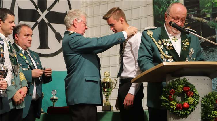 Werner Wittlich überreicht die Urkunden und Pokale an die Schützen.