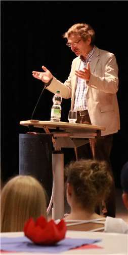 Werner Zettelmeier beleuchtete vor den interessierten Zuhörern die Politik Emanuel Macrons und das deutsch-französische Verhältnis. privat