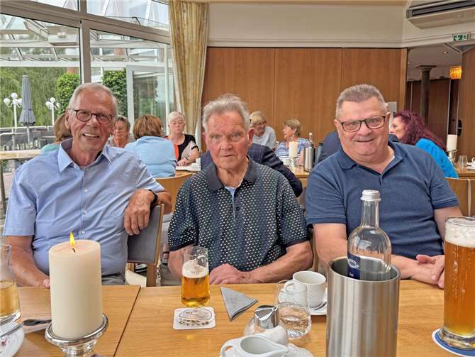 Werner Zils (Mitte) ist mit seinen stolzen 91 Jahren einer der „ältesten“ Kreiswackesträger. Gemeinsam mit Rudolf Rünz (links) und Heribert Zins (rechts) freut er sich jedes Jahr aufs Neue über die regelmäßigen Treffen.  Fotos: Kreisverwaltung MYK/Verena van Beek