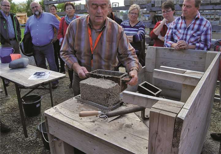 Werner Zimmer bringt Besuchern den Baustoff Bims näher.privat