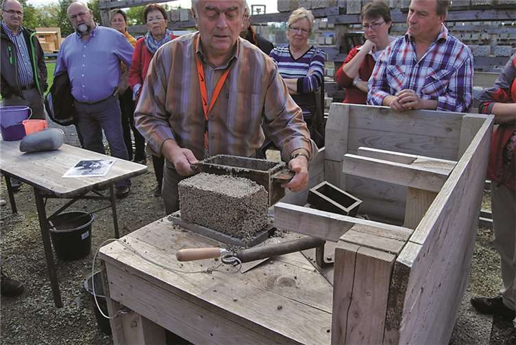 Werner Zimmer bringt Besuchern den Baustoff Bims näher. privat
