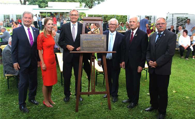 Werner Zimmern wies die Ehrengäste auf die erste urkundliche Erwähnung von Heister hin.DL