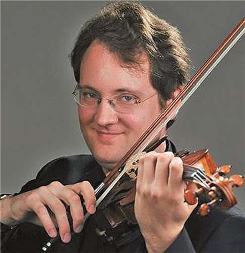 Werner v. Schnitzler spielt Violine. privat