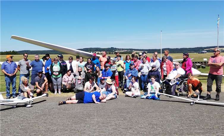 Wershofener Segelflieger begrüßen Mitarbeitende der Nordeifelwerkstätten auf dem Eifelflugplatz. Foto: privat