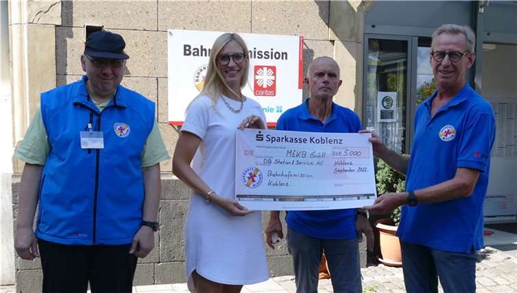 Wertschätzung für wertvolle Arbeit: Strahlende Gesichter bei der Spendenübergabe vor der Koblenzer Bahnhofsmission. Quelle: Caritasverband Koblenz