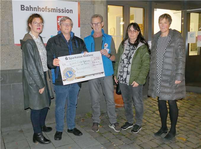 Wertschätzung für wertvolle Arbeit: Strahlende Gesichter bei der Spendenübergabe von Vertretern des Lions Clubs Koblenz Sophie von La Roche vor der Bahnhofsmission. Foto: Marco Wagner