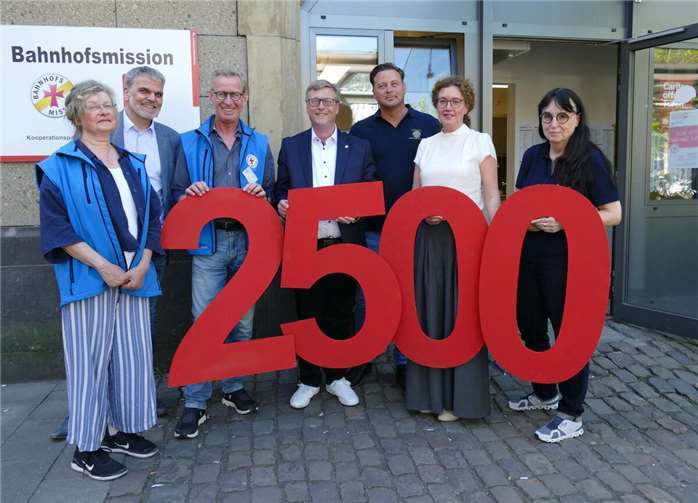 Wertschätzung für wertvolle Arbeit: Strahlende Gesichter bei der Spendenübergabe von Vertretern des Lions Clubs Koblenz Sophie von La Roche vor der Bahnhofsmission. Foto: Marco Wagner