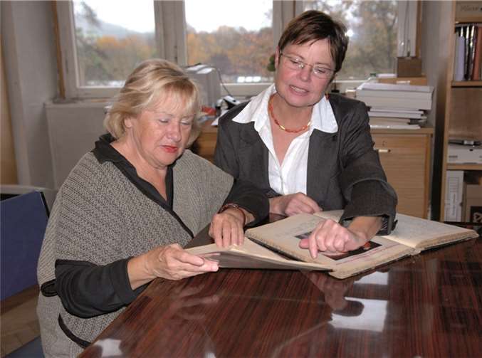 Wertvoll und interessant ist die Chronik des St-Martin-Ausschusses Sinzig, die Siegrid Hoppe (links) Agnes Menacher übergab, der Leiterin des HeimatMuseums Schloss Sinzig.Denkmalverein