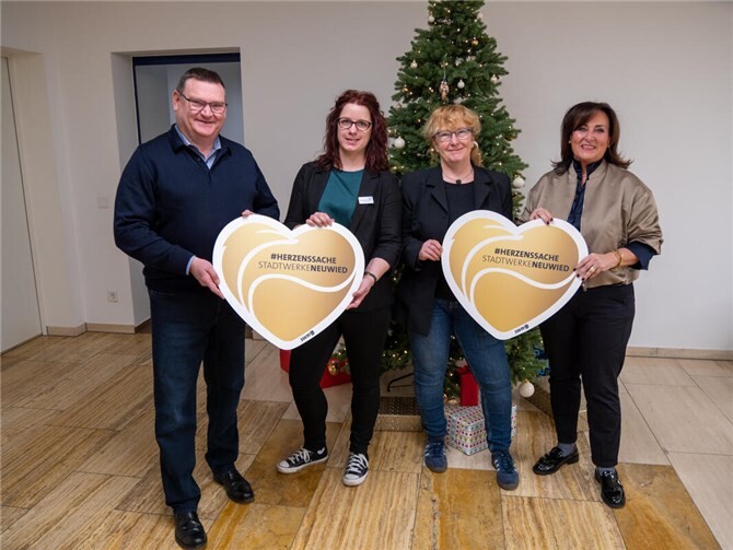 Wertvolle Arbeit für in Not geratene Kinder: Anna Brathuhn, stellvertretende Pflegedienstleitung des Neuwieder Hospizvereins (2. v. l.) und Ulrike Proft, stellvertretende Geschäftsleiterin des Caritasverbandes Neuwied (2. v. r.) bedankten sich für die Weihnachtsspende bei SWN-Geschäftsführer Stefan Herschbach (l.) und SWN-Geschäftsfeldleiterin Andrea Haupt (r.), die ihr Engagement würdigten.  Foto: Dennis Steinhardt/SWN