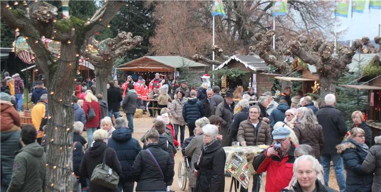 Wesentlich mehr Besucher und viel Lob: Der Weihnachtsmarkt im Grünen mit Blick auf den Rhein, weitab von der B9. Fotos: KMI