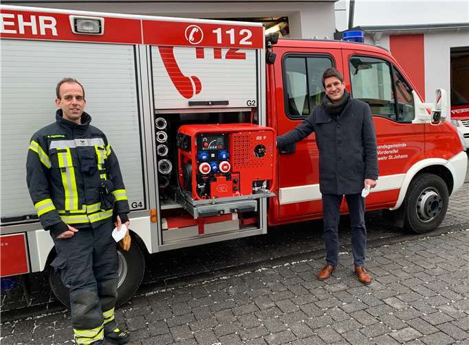 Westenergie Regionalmanager Fabian Vocktmann und der stellv. Vorsitzende des Fördervereins Mirko Diederichs bei der Präsentation des neuen Stromerzeugers.