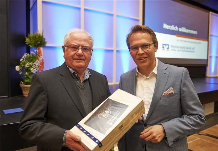 Westerwald Bank-Mitglied Ernst Dieter Reichmann (links) wurde von Bankvorstand Dr. Ralf Kölbach geehrt.