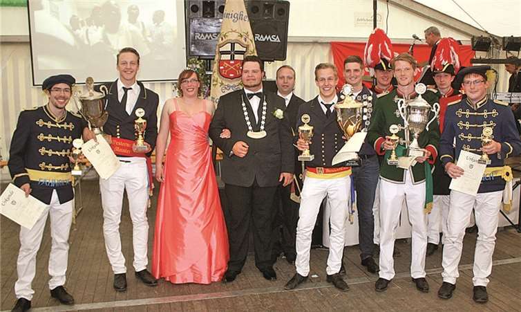 Westerwaldmeister Christian Feltens (2.v.l) und Bundesmeister Hendrik Sartor flankierten mit dem Erpeler Alexander Hirzmann das Bruchhausener Königspaar.DL