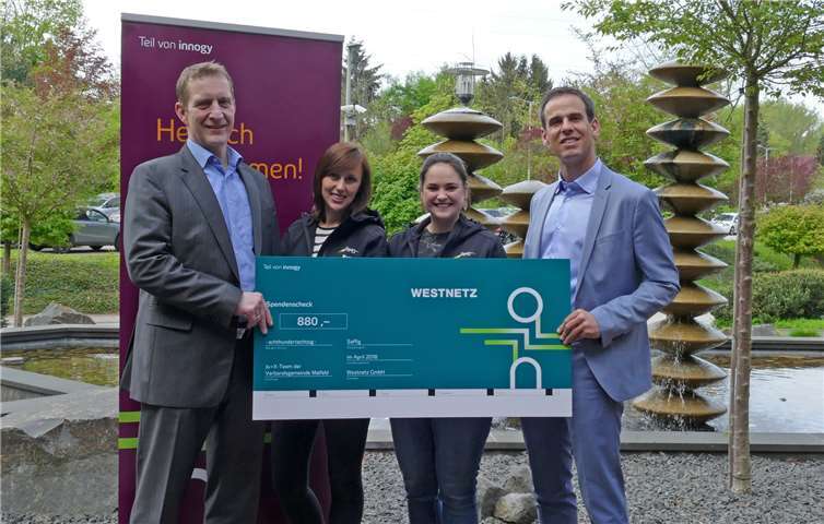 Westnetz-Mitarbeiter-Spende für das JuX-Team der Verbandsgemeinde Maifeld: Edwin Schick, Leiter des Regionalzentrums Rauschermühle (re.) überreichte einen Scheck an die Jugendkoordinatorinnen Katharina Machno und Nadine Neckenich. Mit dabei auch Verbandsbürgermeister Maximilian Mumm (li.).Westnetz