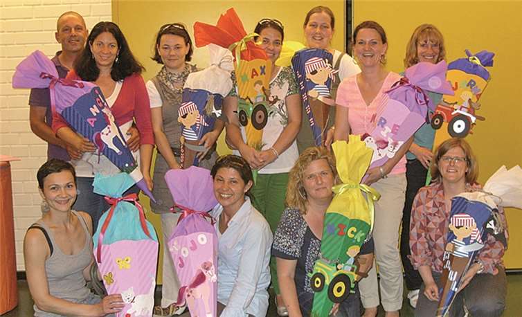 Westum. „Jetzt kann die Schule beginnen!“, dachten sich am Mittwochabend die Eltern der zukünftigen Schulkinder in der Kita Westum. Es wurde gemalt, geschnitten, geklebt und natürlich geglitzert, bis nach kreativer Arbeit die Schultüten für die Kinder fertig waren. Jede einzelne Tüte wurde nach den Wünschen und Vorstellungen des Kindes von einem Elternteil gestaltet. Die Unikate können sich sehen lassen und die Kinder freuen sich nun auf ihren 1. Schultag. privat