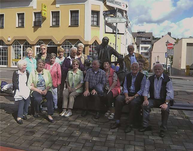 Westum. Nach fünf Jahren war es wieder einmal soweit, dass sich der Jahrgang 1938 aus Westum zu einem Klassentreffen entschlossen hat. Mit der Bahn ging es am frühen Morgen rheinaufwärts bis nach Braubach. Nach einer Stadtbesichtigung und einem gemeinsamen Mittagessen fuhr die Gruppe mit dem Dampfer "Poseidon" zurück nach Remagen. Beim Abendessen wurde beschlossen, sich in Zukunft jährlich zu treffen.privat