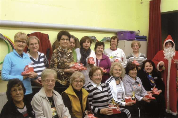 Westum. Wie in jedem Jahr besuchte der Nikolaus die Gymnastikgruppe des Sportvereins Westum, die von Hanny Ockenfels geleitet wird. Mit Geschenken, Glühwein, Wunderkerzen und Liedern endete ein schöner, harmonischer Abend.privat