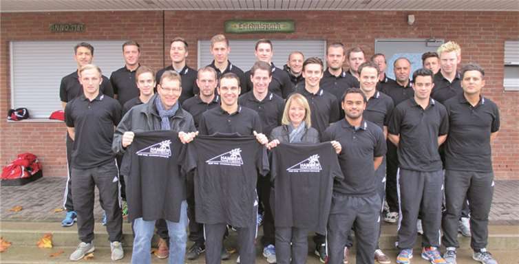 Westum/Löhndorf. Strahlende Gesichter gab es am vergangenen Sonntag bei der 1. Mannschaft der SG Westum - Löhndorf, als Norbert und Christa Hammer von Floristik und Gärtnerei Hammer Sinzig einen neuen Satz Polo-Shirts für die Männer um Mannschaftskapitän Carsten Ritterath und Trainer Elmar Schäfer überreichten. Privat