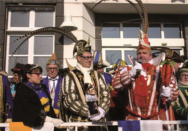 Westums Prinz Michael I. zeigt sich erfreut, dass die Jecken den Rathausschlüssel zu den Schunkelklängen von Freiweg erobert hatten.