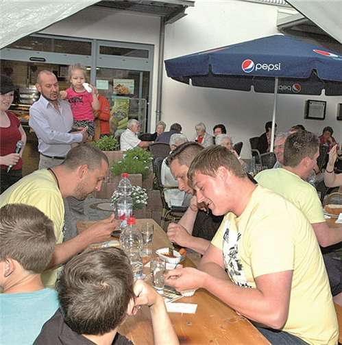 Wettberwerb von Pommes Deluxe scharfe Currywurst essen.