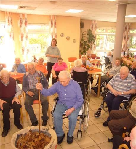 Wettbewerbe wie das hier gezeigte Kartoffelstechen dienten der Ermittlung des Kartoffelkönigspaars. privat
