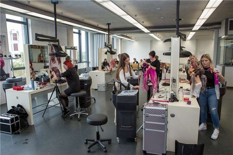 Wettbewerbsatmosphäre im HwK-Zentrum für Ernährung und Gesundheit, in dem die besten Nachwuchsfriseure im Landesentscheid antraten.