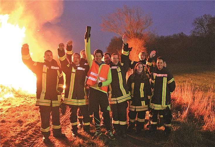 Wette gewonnen! Florian Budinger (Mitte) mit seinen Kameraden.