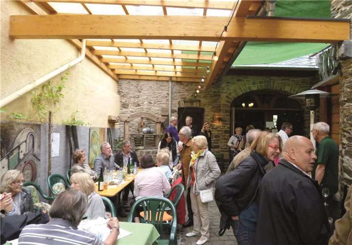 Wetterbedingt fanden sich die gut gelaunten Weinfreunde diesmal nicht im Königinnenwingert, sondern im Weinhäusje zu einem zünftigen Programm ein.