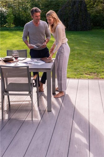 Wetterbeständige Dielen sorgen dafür, dass der Außenbereich auch bei häufiger Nutzung attraktiv bleibt.