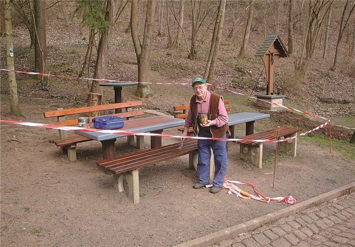 Wetterfest und schön für's Auge wurden die Bänke gestrichen.