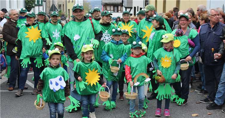Wetterfrösche aus der „Rappelkiste“ prophezeiten den Weinmajestäten Sonnenschein. Fotos: DL