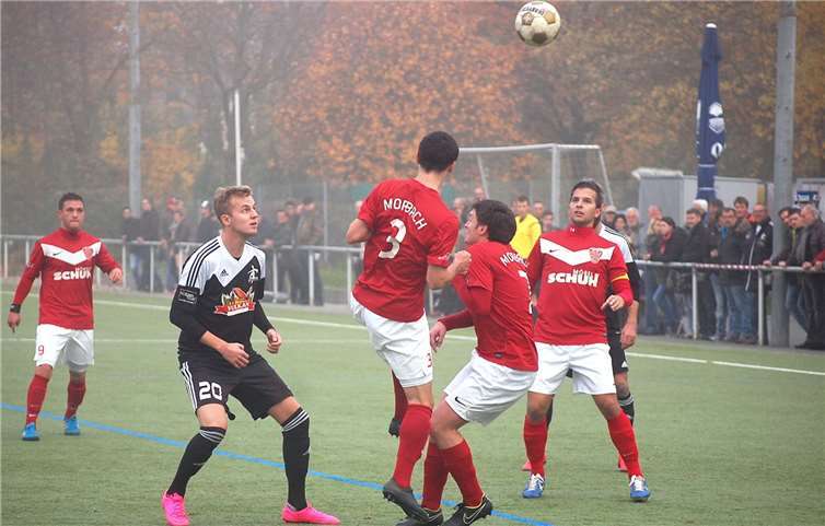 Wetterkapriolen prägten in der vergangenen Saison das Spiel zwischen der SG Eintracht Mendig/Bell und dem SV Morbach. Am Sonntag geht es für Niklas Heinemann (dunkles Trikot) und Co. in den Hunsrück. SK