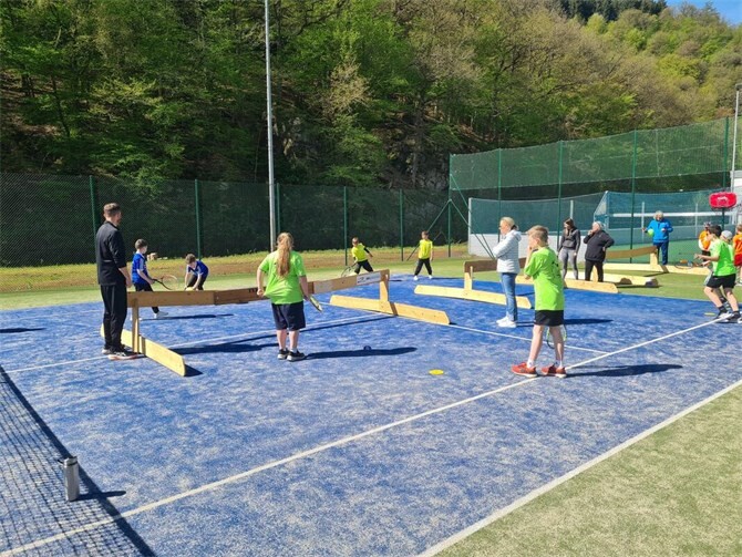 Wettkampf der Grundschulen auf den Tennisplätzen in Ahrbrück in diesem Sommer.  Foto: privat