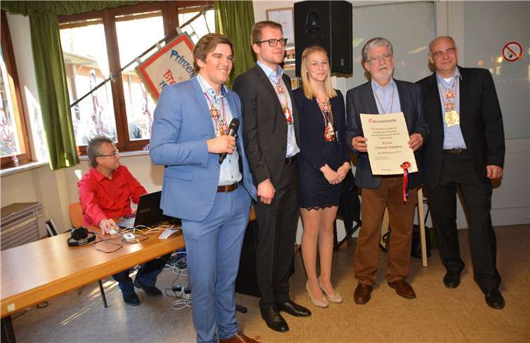 Wibbelmann Edmund Hommen hältdie Urkunde stolz in seiner Hand. Von links: Tobias Mannheim, Michael Liebsch,, Lena Segl, Edmund Hommen, Thomas Segl.