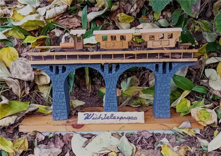 Wichtelexpress - zu entdecken auf dem Trimbser Wichtelpfad 2024 .  Foto: privat