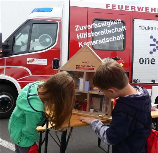 Wichtige Brandschutzerziehung mit dem gut bestückten Feuerwehr-Notrufkoffer, der Gefahrensituationen im Haus nachstellt.
