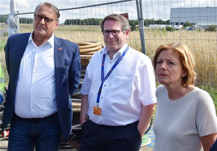 Wichtige Grundlagen für einen effektiven und zügigen Einsatz des Handwerks beim Wiederaufbau des Ahrtals waren Thema des Austausches zwischen Handwerkern mit Ministerpräsidentin Malu Dreyer (von rechts) und Thomas Linnertz, Leiter des Hochwasserkrisenstabs und HwK-Hauptgeschäftsführer Ralf Hellrich.