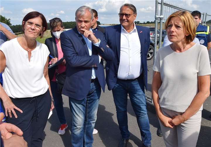 Wichtige Grundlagen für einen effektiven und zügigen Einsatz des Handwerks beim Wiederaufbau des Ahrtals waren Thema des Austausches zwischen Handwerkern mit Ministerpräsidentin Malu Dreyer (von rechts), Ralf Hellrich, Kurt Krautscheid und Wirtschaftsstaatssekretärin Petra Dick-Walther