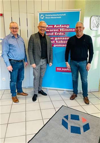 Wichtige Themen der aktuellen wirtschaftlichen Lage sowie kommende Projekte des Landkreises Neuwied bildeten denn auch die Schwerpunkte des jüngsten gemeinsamen Austauschs zwischen Landrat Achim Hallerbach, Kreishandwerksmeister Ralf Winn und Geschäftsstellenleiter Matthias Dahmen in der Geschäftsstelle der Kreishandwerkerschaft Rhein-Westerwald in Neuwied. Quelle: Kreishandwerkerschaft Rhein-Westerwald